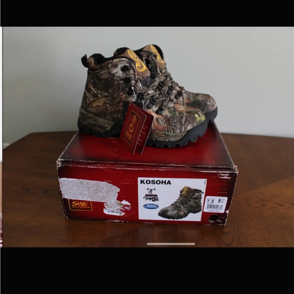 Women’s 7 1/2 SHE KOSOHA camo hunting boots NWT